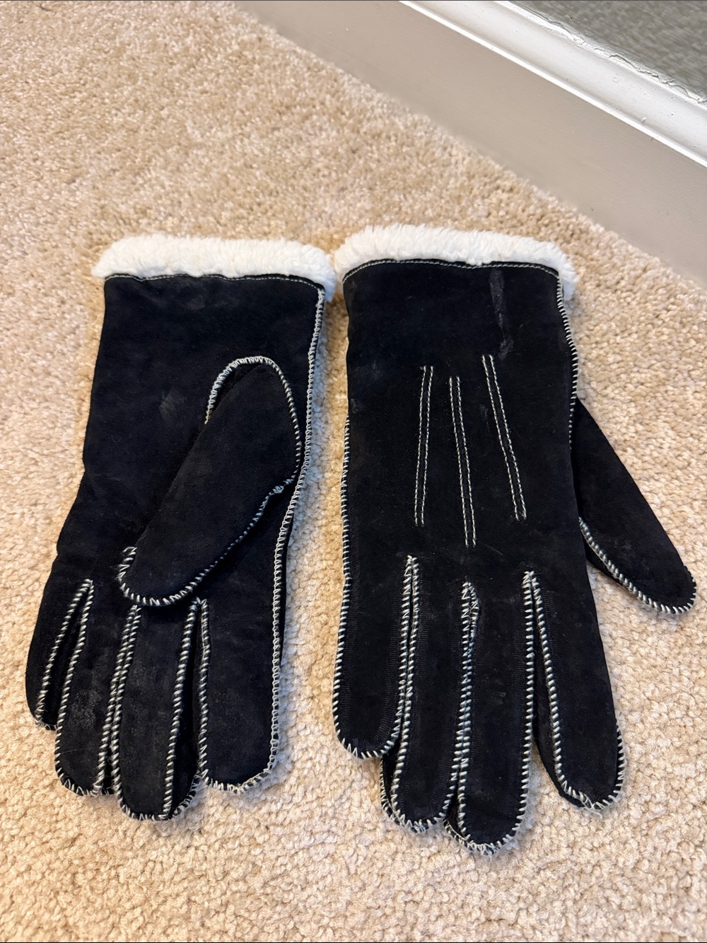 Isotoner Genuine Leather Gloves - Picture 2 of 3